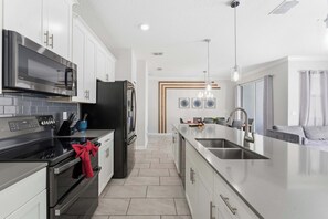 Apartment | 4 bedrooms, Internet - 1112 Luxurious Champions Gate Family Townhouse With Private Pool Theme Park Access (Davenport)