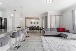 Apartment | 4 bedrooms, Internet - 1112 Luxurious Champions Gate Family Townhouse With Private Pool Theme Park Access (Davenport)