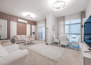 House - Stayshort - Serene 2-bedroom With Relaxing Balcony Atmosphere in Liwan (Dubai)
