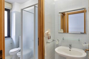 Shower, bidet, towels - Two-room apartment with 4 beds, about 43 sq m, living room with kitchenette and double sofa bed, double bedroom (two joinable single beds), bathroom with shower.Endowed of:- TV- air conditioning (1 split)- dishwasher- induction hob- elettric kettle- toas (Alghero)