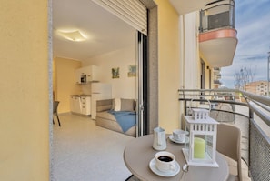 Outdoor dining - Two-room apartment with 4 beds, about 43 sq m, living room with kitchenette and double sofa bed, double bedroom (two joinable single beds), bathroom with shower.Endowed of:- TV- air conditioning (1 split)- dishwasher- induction hob- elettric kettle- toas (Alghero)