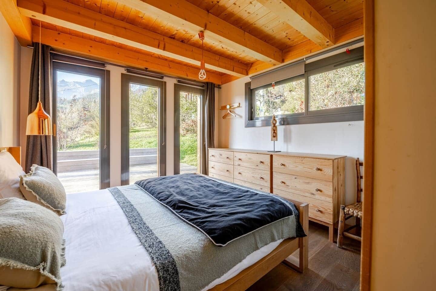 5 bedrooms, iron/ironing board, WiFi, bed sheets