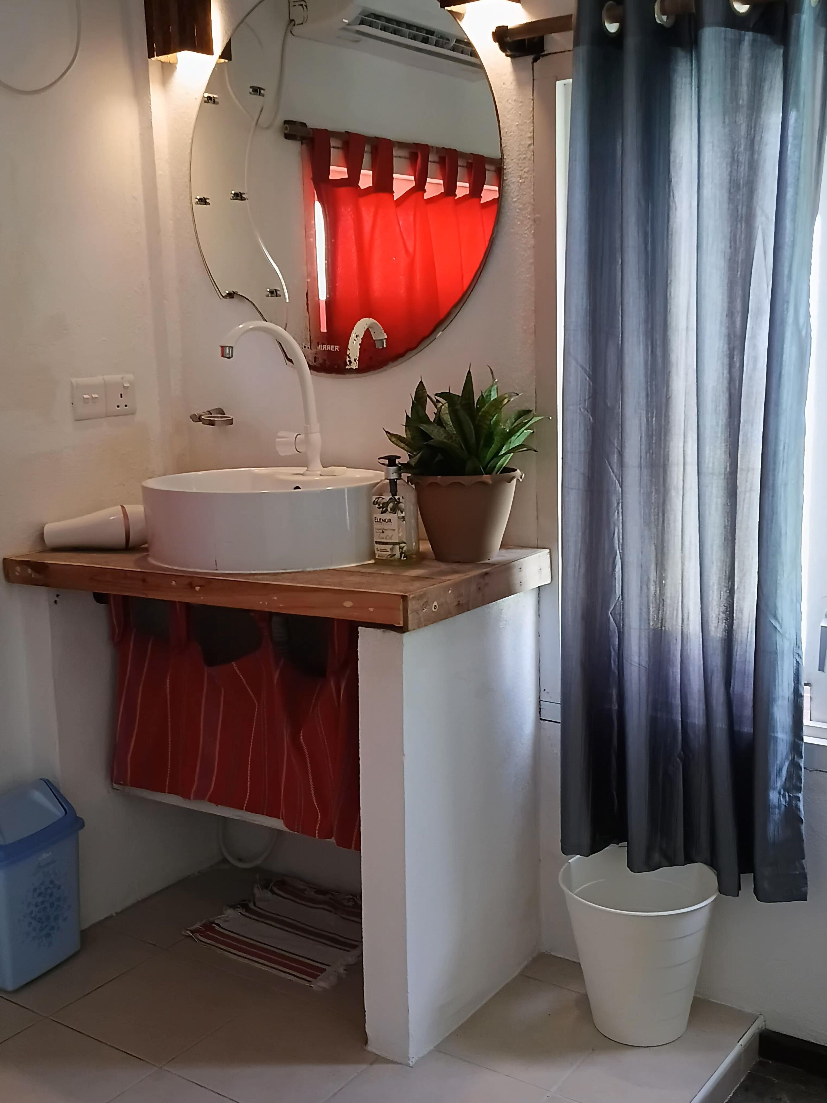 Een haardroger, handdoeken, zeep, toiletpapier