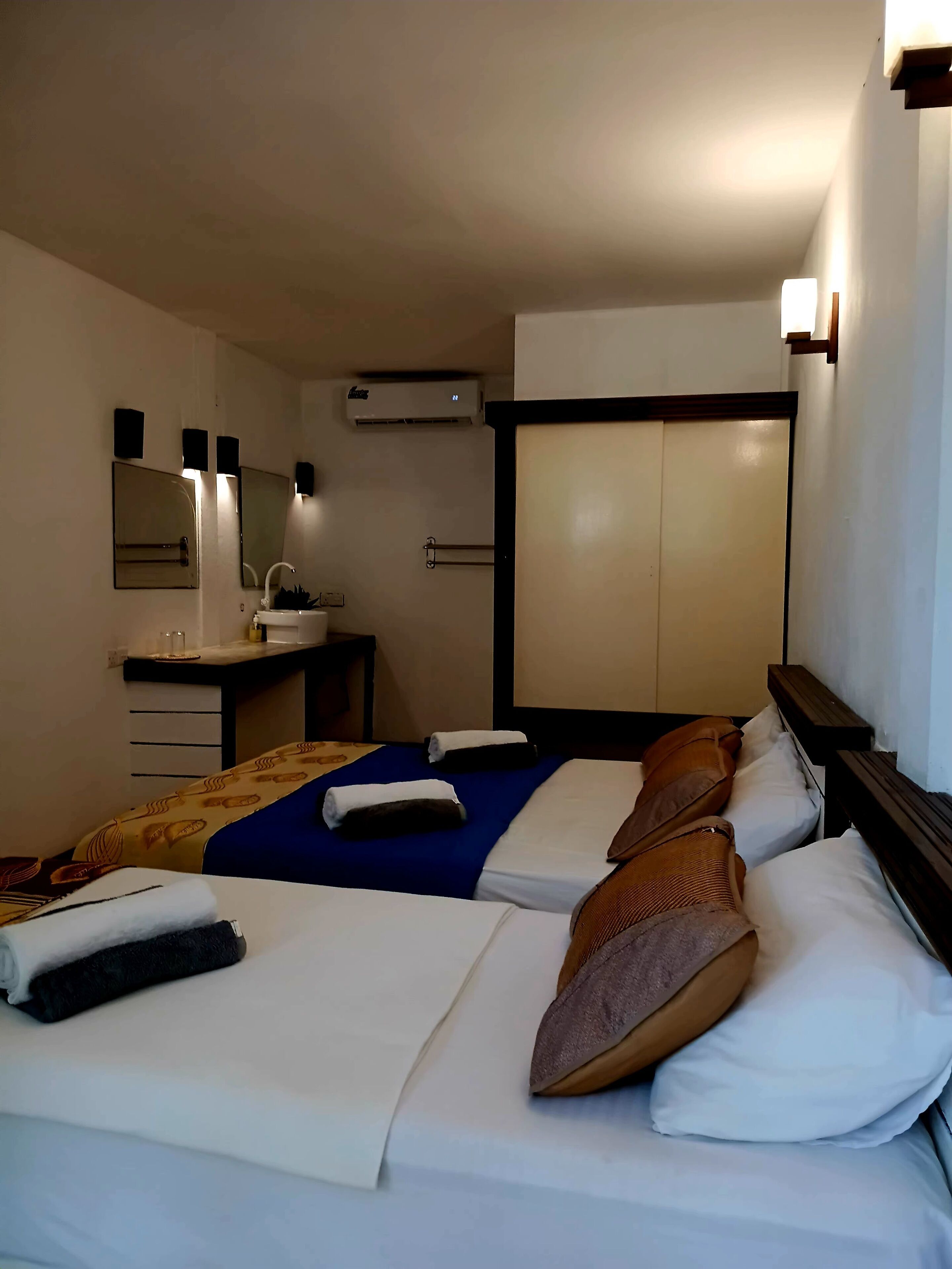 Tabla de planchar con plancha, wifi y ropa de cama 