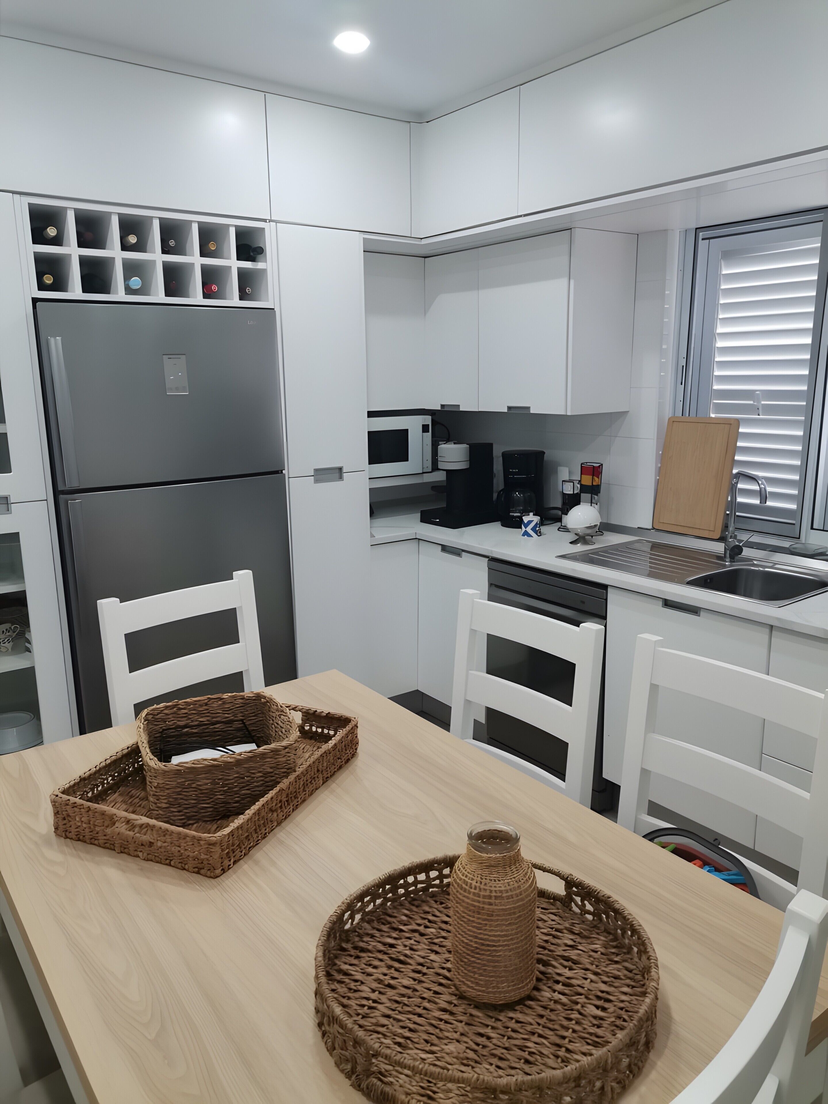 Réfrigérateur, four à micro-ondes, un four, surface de cuisson