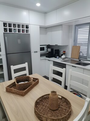 Fridge, microwave, oven, stovetop - Holiday Home 'Casa Do Carapacho' with Sea View, Wi-Fi and Air Conditioning (Luz)