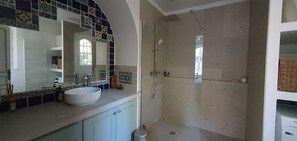 Dusche, Haartrockner, Handtücher, Toilettenpapier
