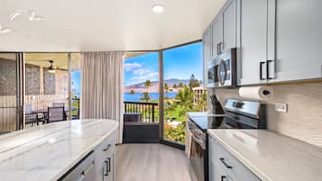 Jääkaappi, mikroaaltouuni, uuni, liesi