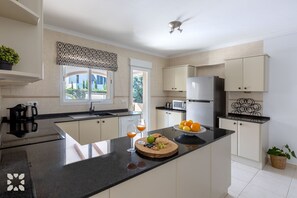 Kühlschrank, Mikrowelle, Ofen, Geschirrspüler