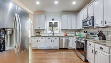 House (5 Bedrooms) | Interior