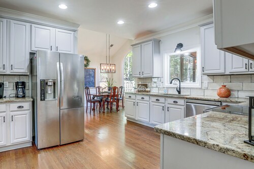 Walk to Trails: Peaceful Family Home in Braselton