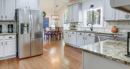 Walk to Trails: Peaceful Family Home in Braselton