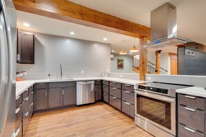 House (Multiple Bedrooms) | Interior - Big Groups Welcome! Mtn-view Onalaska Estate (Onalaska)