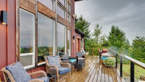 A wooden deck with wicker furniture and a view of the surrounding landscape. - Big Groups Welcome! Mtn-view Onalaska Estate (Onalaska)