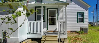 Cajun Country Getaway! Historic Lutcher Bungalow