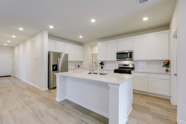 House (2 Bedrooms) | Interior - Buda Business-ready House: Office, Home Gym & Yard (Buda)