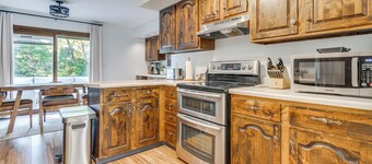 4 Mi to Capitol: Spacious Springfield Home w/ Deck