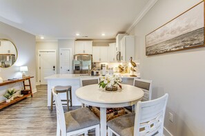 Apartment (2 Bedrooms) | Interior - Golf Getaway in Calabash w/ 18-hole Course Access! (Calabash)