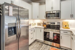 Apartment (2 Bedrooms) | Interior - Golf Getaway in Calabash w/ 18-hole Course Access! (Calabash)