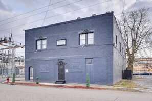 A two-story building with a sign reading "MELTONS EVENT CENTER." - Canton Condo Near Football Hall of Fame & Dtwn! (Canton)