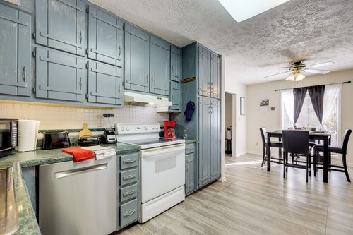 Easy Hwy Access to Atl: Work-ready Riverdale Home