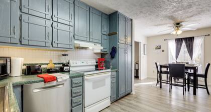 Easy Hwy Access to Atl: Work-ready Riverdale Home