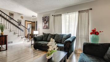 House (4 Bedrooms) | Front of property