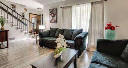 Easy Hwy Access to Atl: Work-ready Riverdale Home