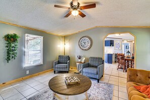 Interior - Countryside Home w/ Pond & Pasture Views in Iuka! (Iuka)