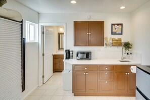 Apartment (0 Bedroom) | Interior - Work & Play! Extended-stay Studio in Simi Valley (Simi Valley)