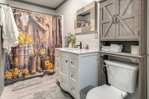 House (2 Bedrooms) | Interior - 9 Mi to Hocking Hills SP: Cabin w/ Private Hot Tub (Lancaster)