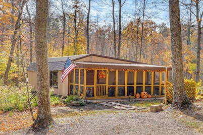 9 Mi to Hocking Hills SP: Cabin w/ Private Hot Tub