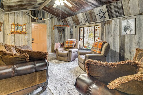 9 Mi to Hocking Hills SP: Cabin w/ Private Hot Tub