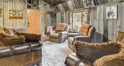 9 Mi to Hocking Hills SP: Cabin w/ Private Hot Tub