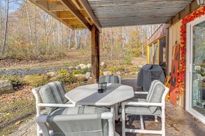 House (2 Bedrooms) | Interior - 9 Mi to Hocking Hills SP: Cabin w/ Private Hot Tub (Lancaster)