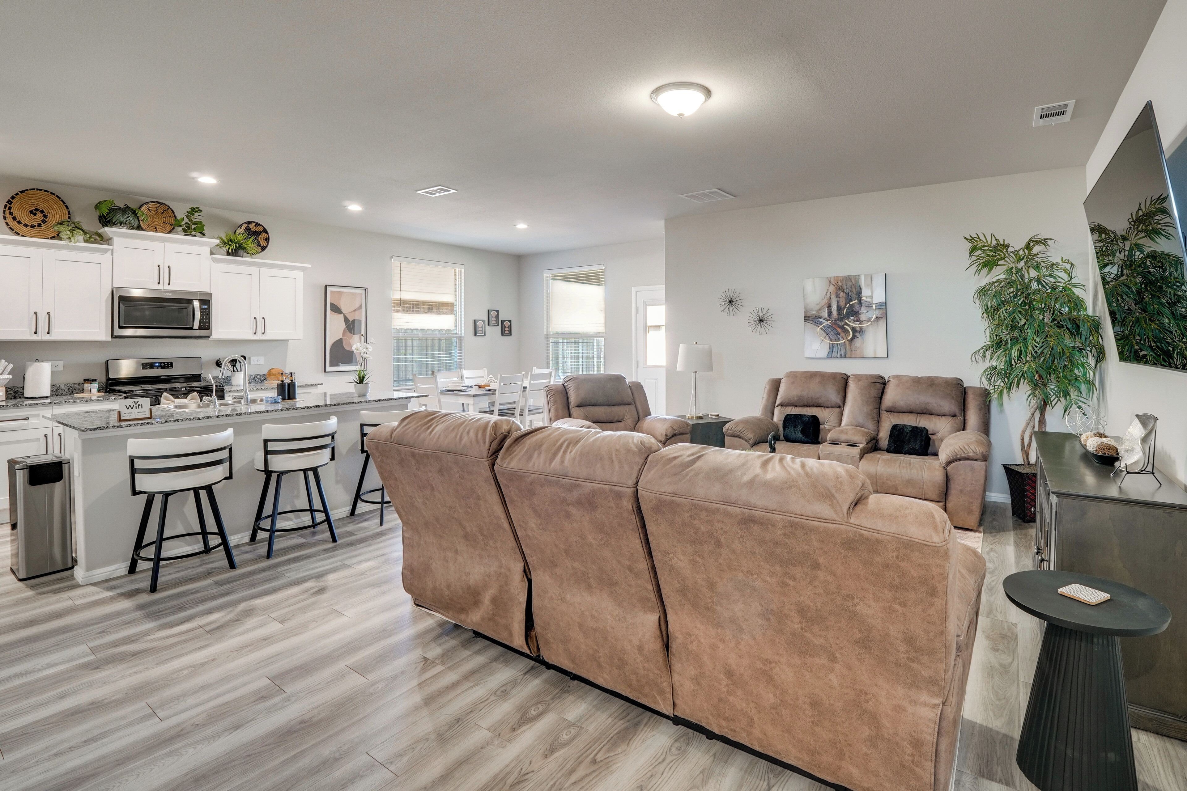 House (4 Bedrooms) | Front of property