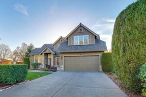 A two-story house with a garage, a well-maintained lawn, and a tall hedge. - Spacious Home < 2 Mi to Historic Downtown Sumner (Bonney Lake)