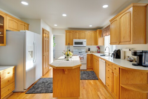 Spacious Home 5 Mi to Historic Downtown Sumner