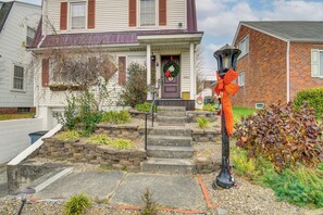 Interior - Monthly Stay Special! Cozy Cottage in Huntington (Huntington)