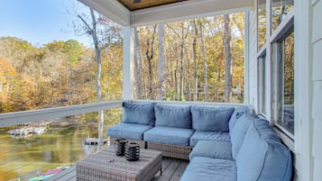 House (5 Bedrooms) | Interior