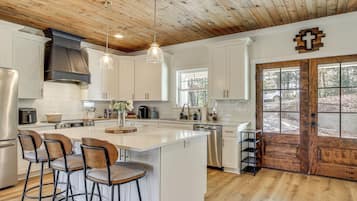 House (5 Bedrooms) | Interior