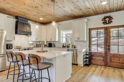 Unplugged Getaway on Lake Secession! Home w/ Dock