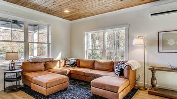 House (5 Bedrooms) | Interior