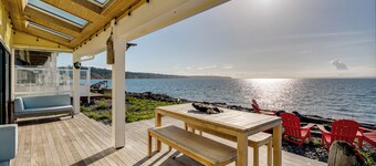 Whale Watch & Relax Fireside: Puget Sound Gem!