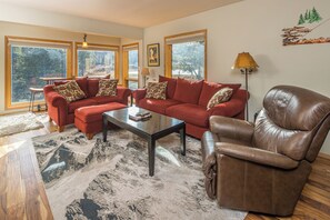 TV, fireplace - Beautiful Mountain Views, walking distance to Big Sky Resort! (Big Sky)