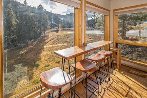 Beautiful Mountain Views, walking distance to Big Sky Resort!