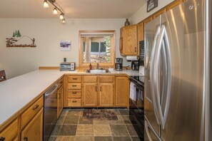 Fridge, microwave, oven, stovetop - Beautiful Mountain Views, walking distance to Big Sky Resort! (Big Sky)