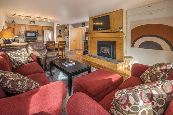 TV, fireplace