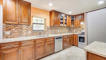 House (4 Bedrooms) | Interior