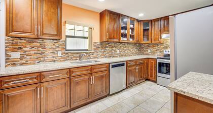 Covered Deck, Large Yard! Pet-friendly Jax Escape!